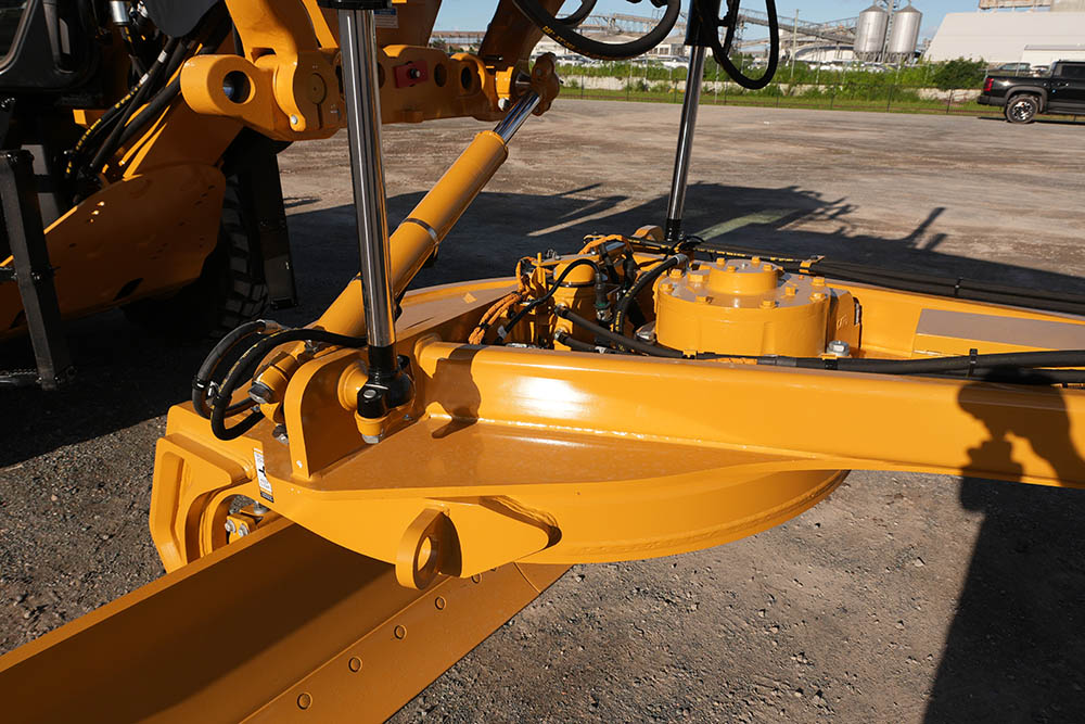2026 Caterpillar 150 AWD Mastless Grader image 11